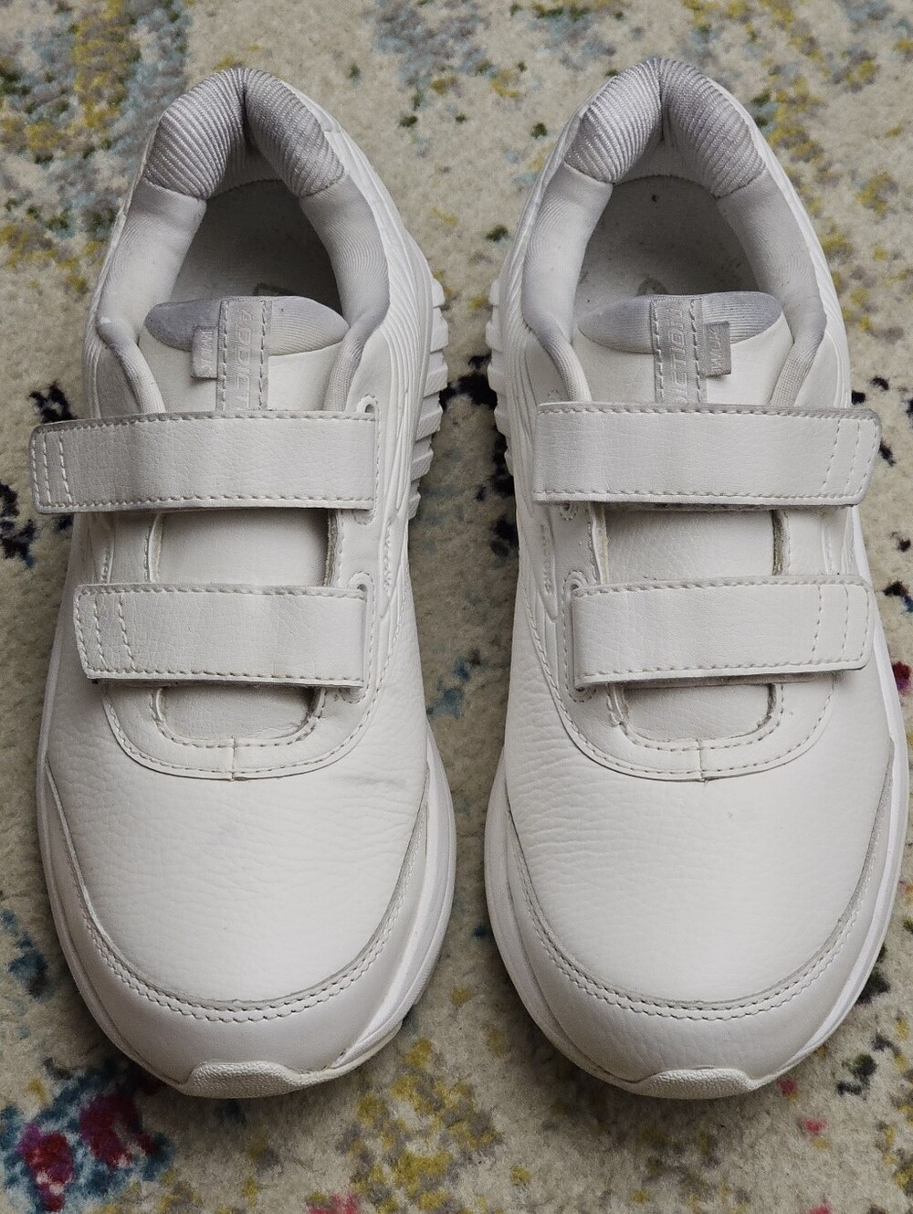 Brooks Addiction Walker Womens Size 8 White V Strap Walking Shoes 120309